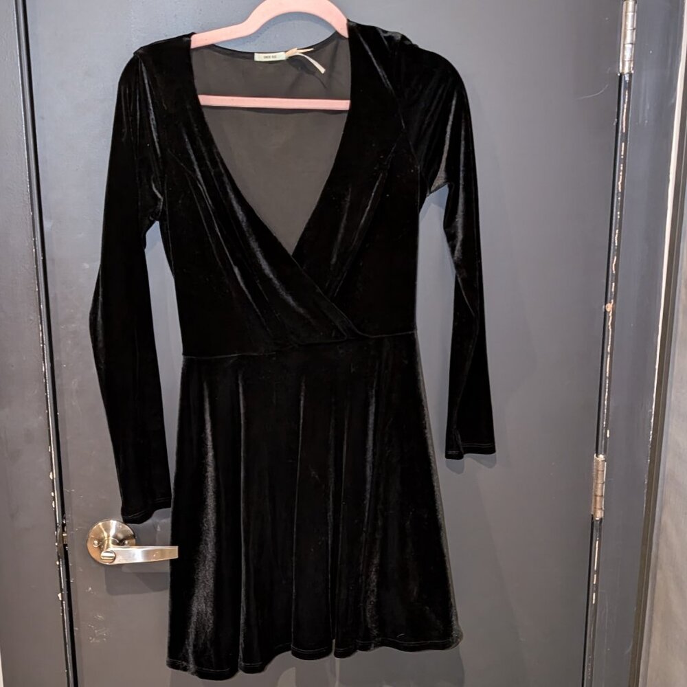 Black Velvet V-Neck Long Sleeve Dress (Size S)